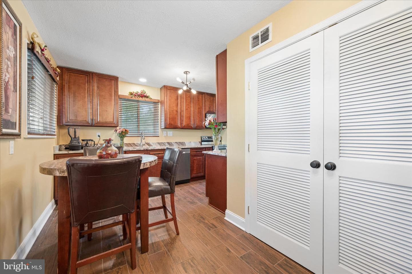 6803 Adelphi Road photo 22