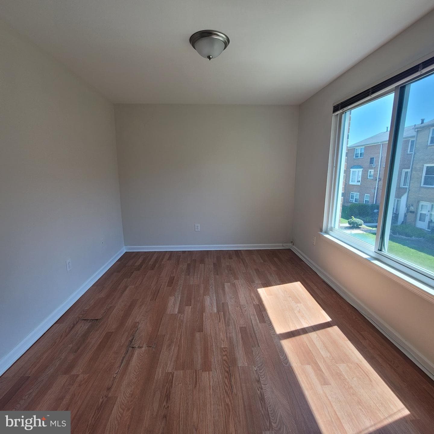 1833 Addison Road S photo 9