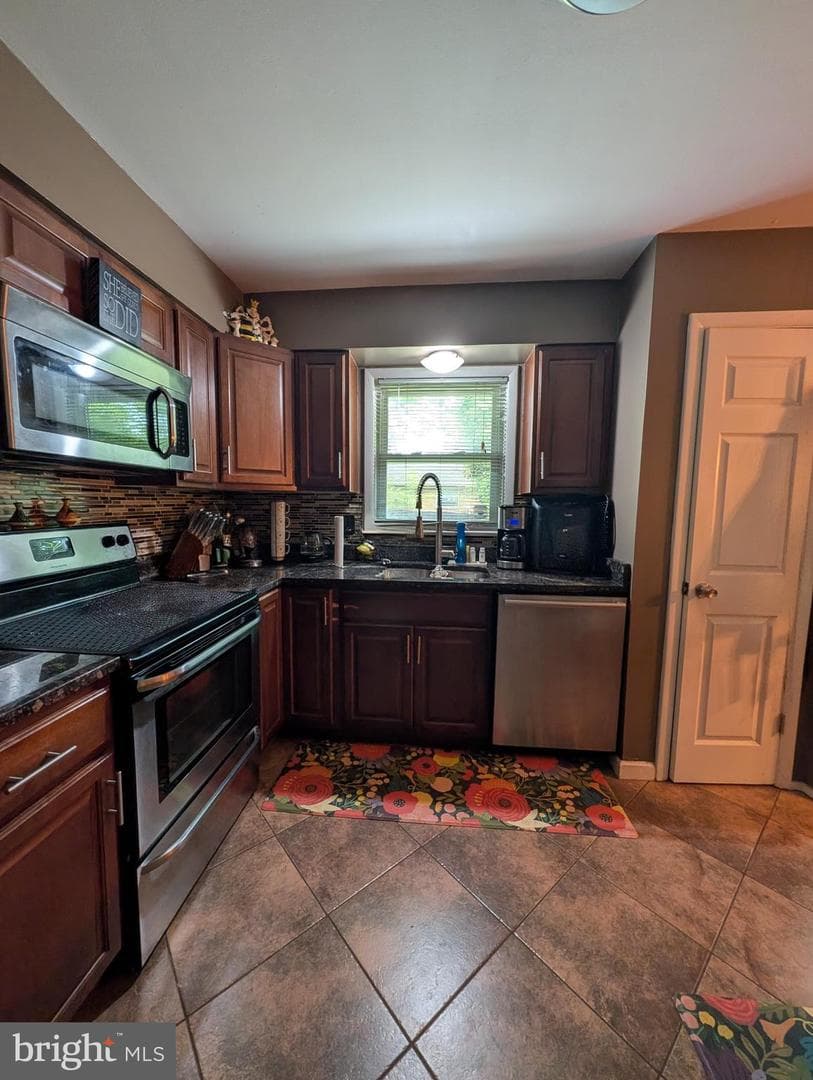 10028 Dubarry Street photo 3