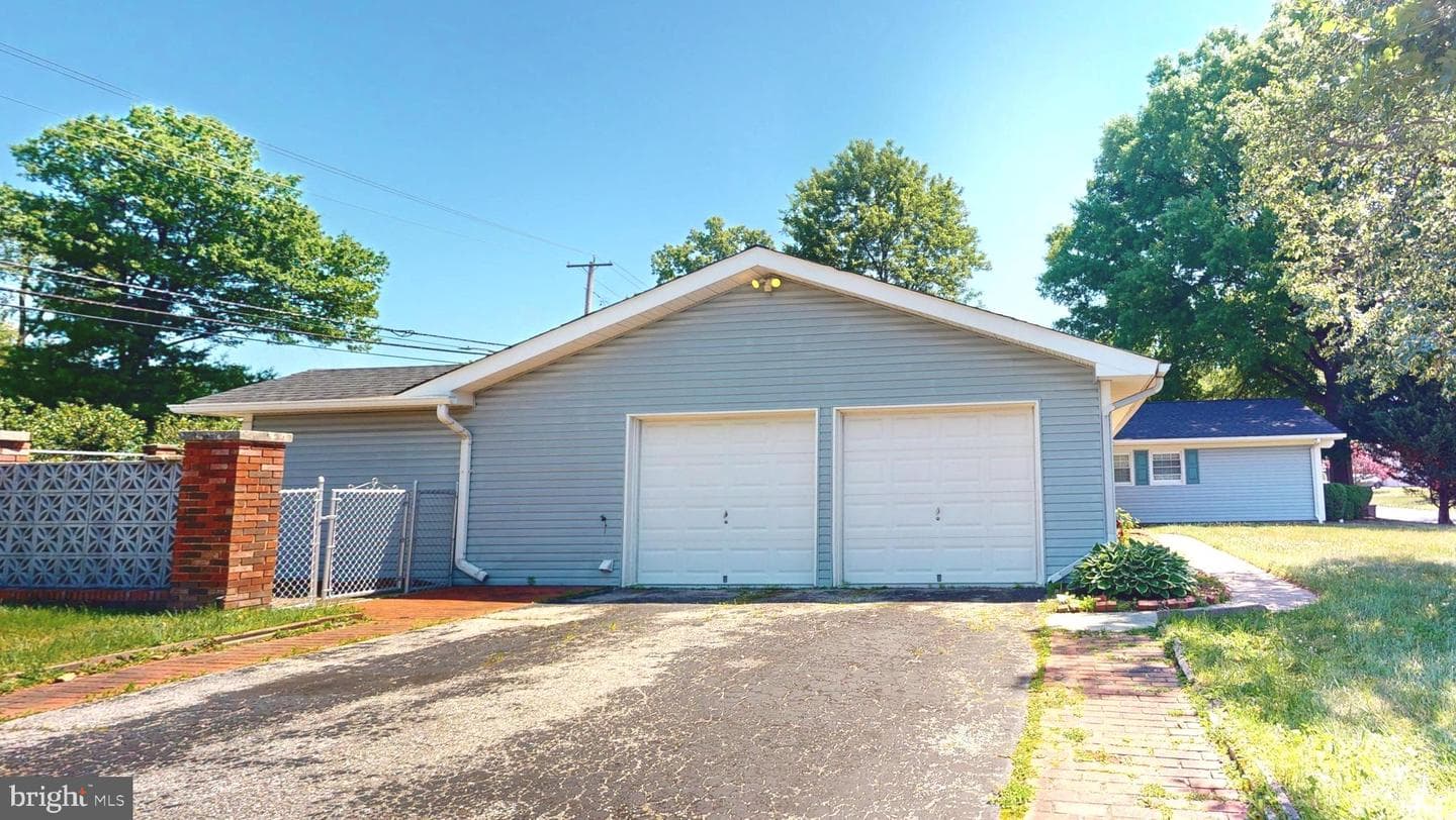 12200 Maycheck Ln photo 3