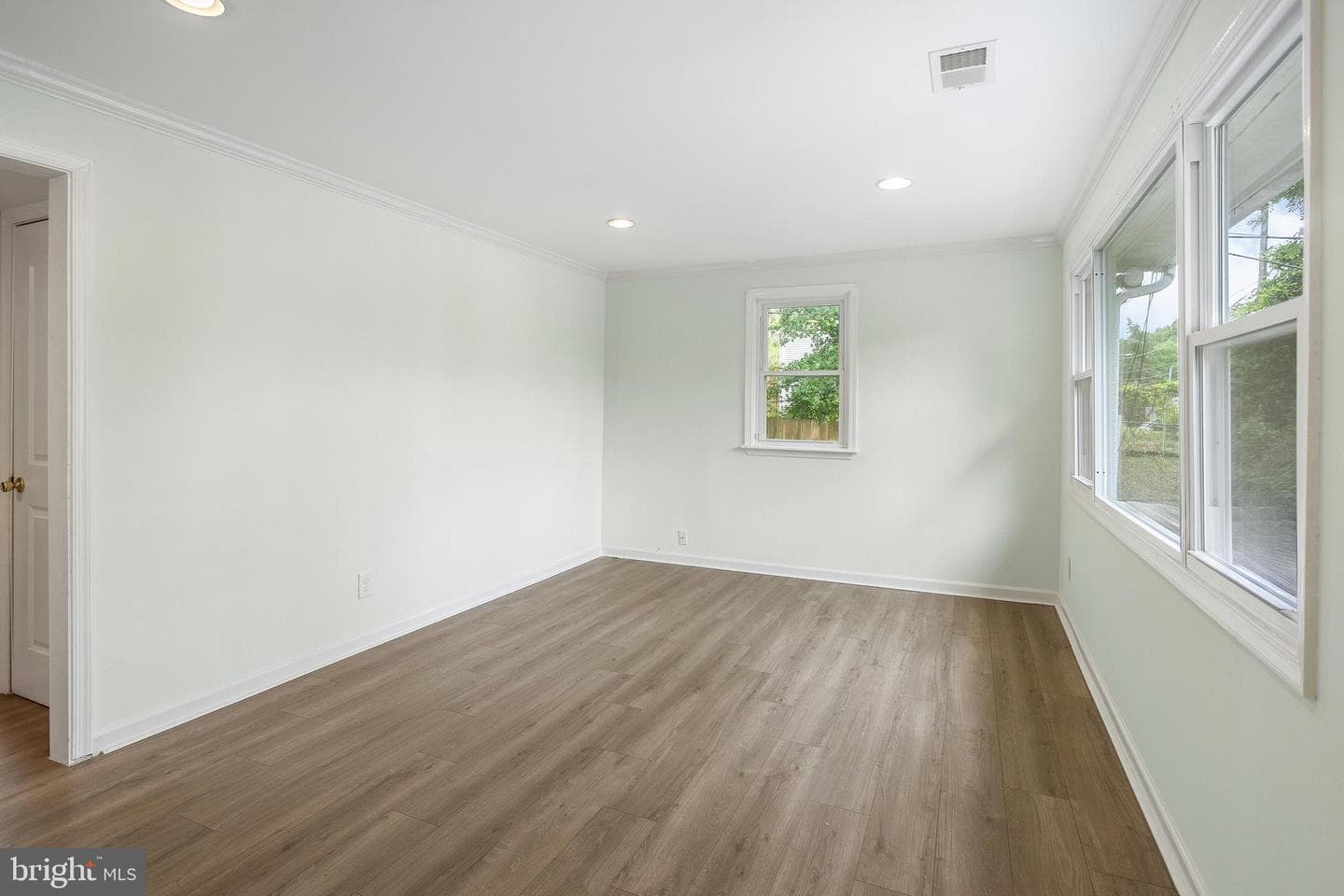 614 Larchmont Avenue photo 7