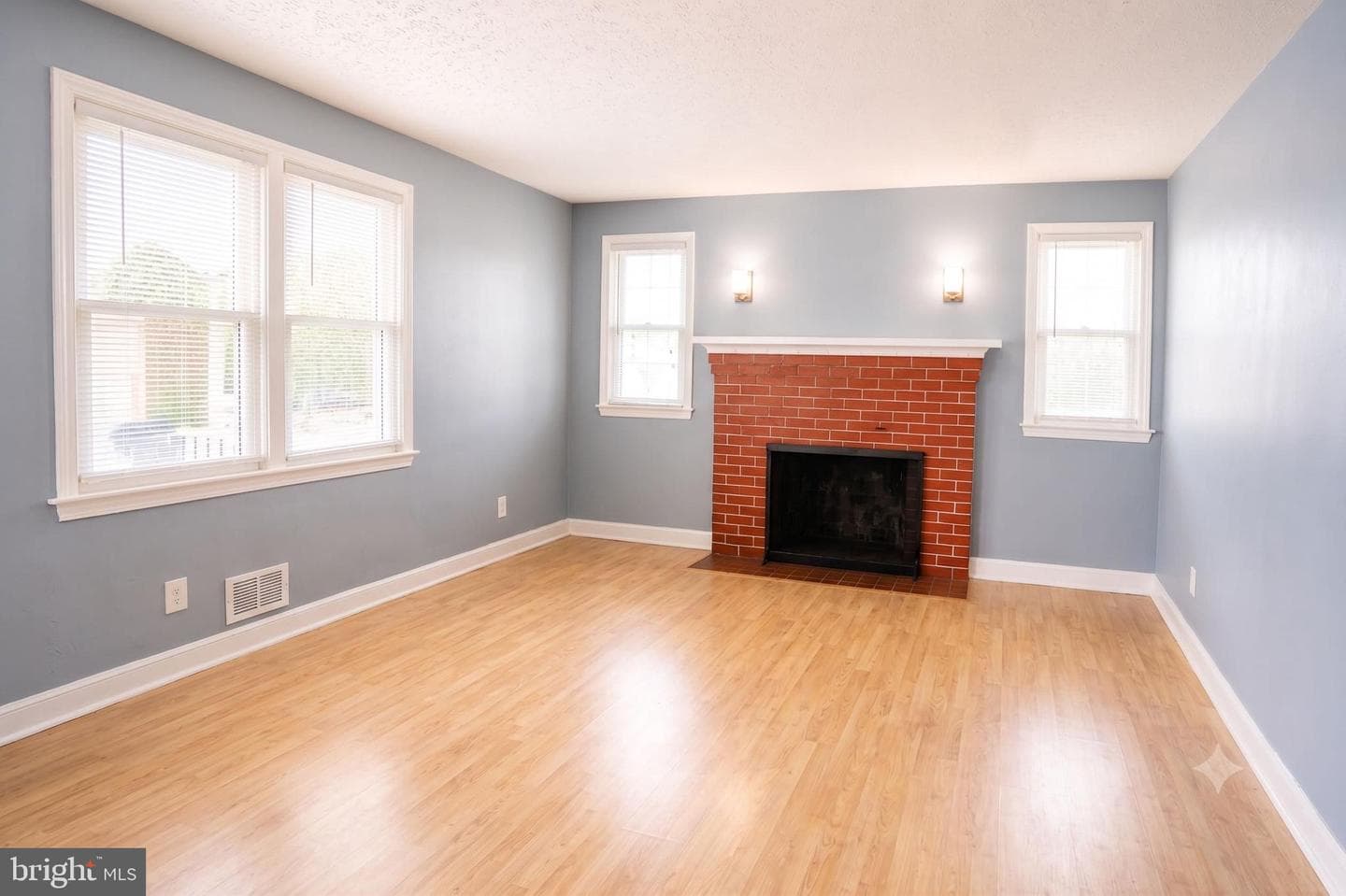 918 Mentor Avenue photo 3