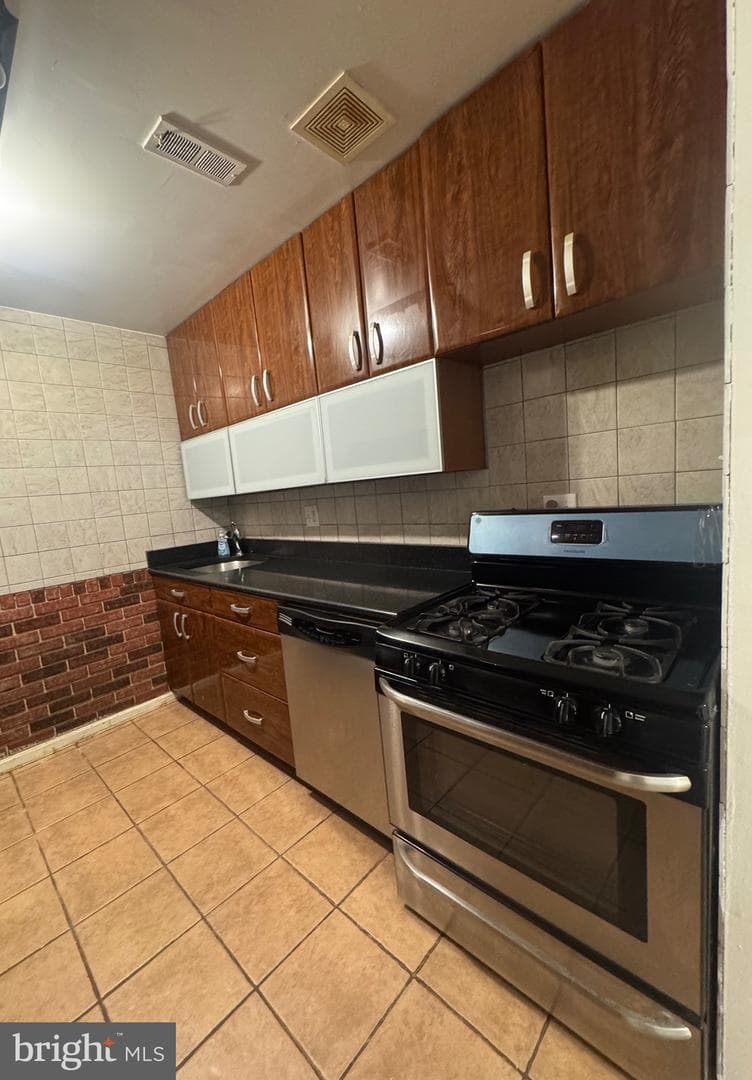 7990 Lakecrest Drive photo 4