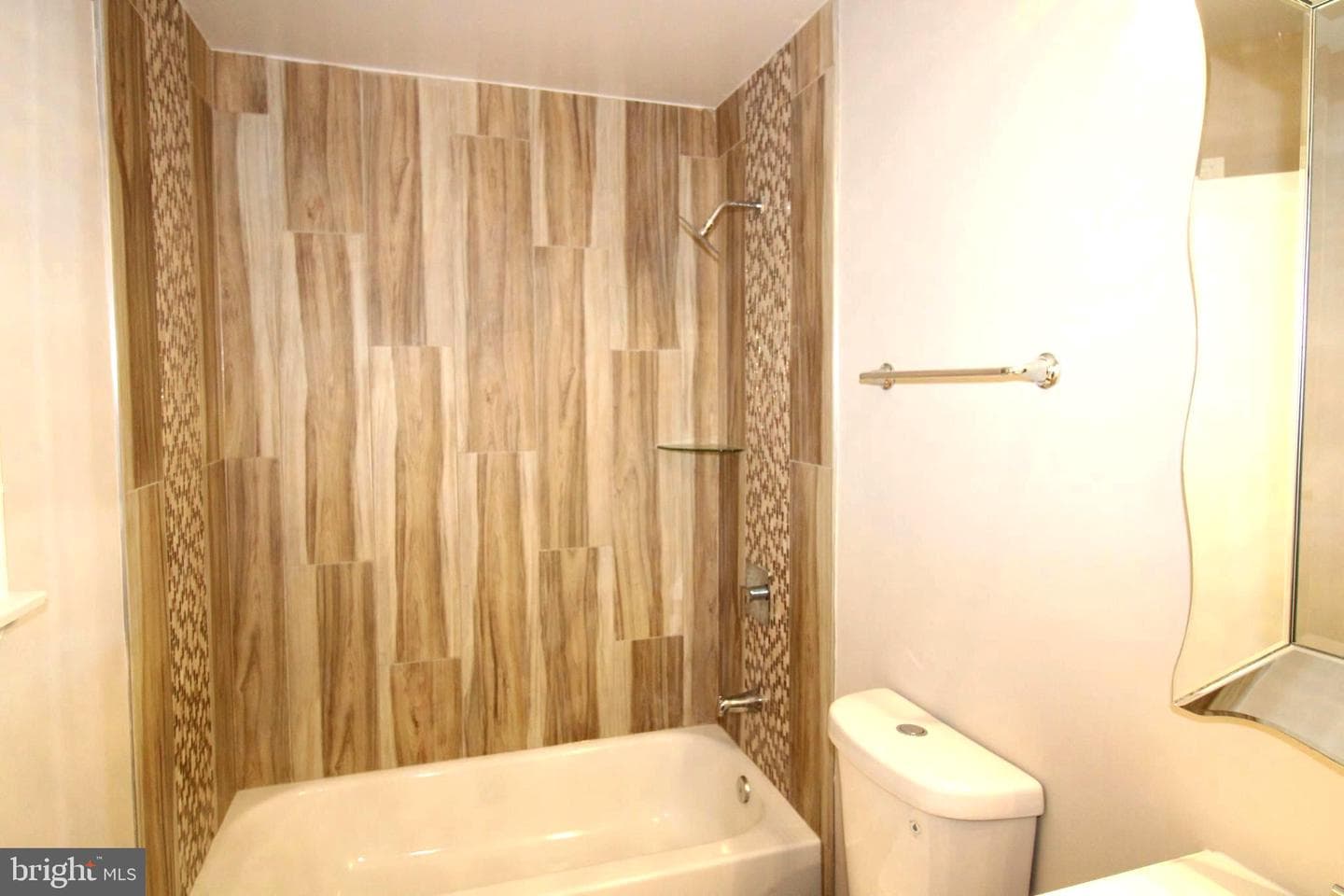 7100 Victoria Place photo 11