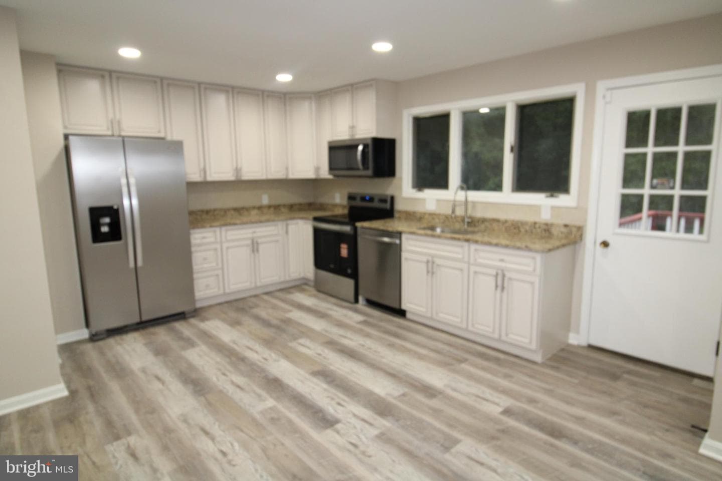 7100 Victoria Place photo 3