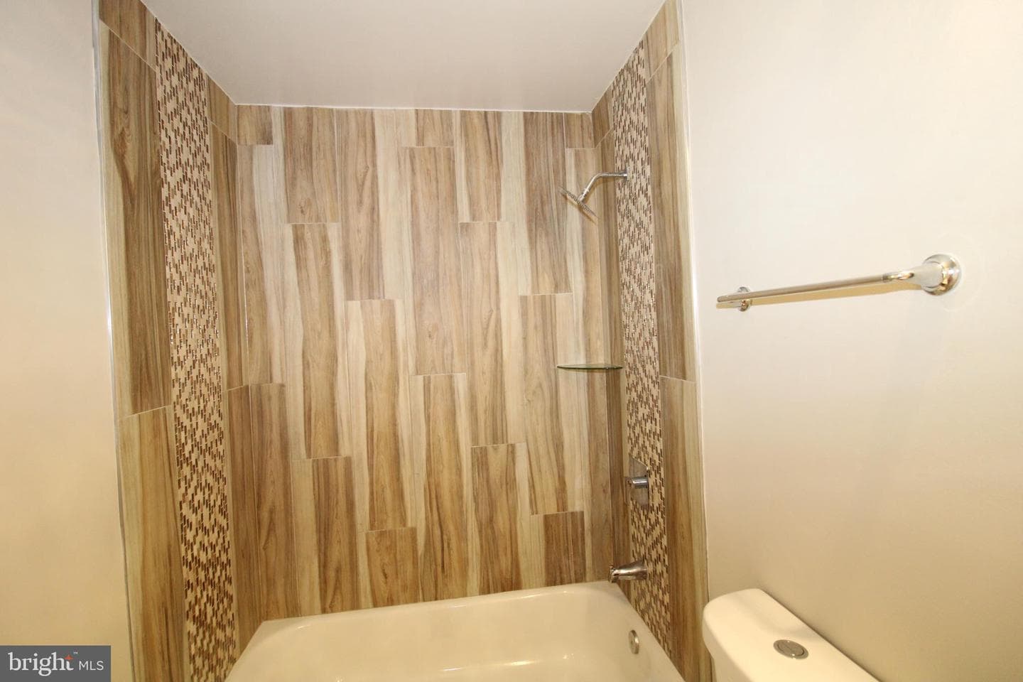 7100 Victoria Place photo 31