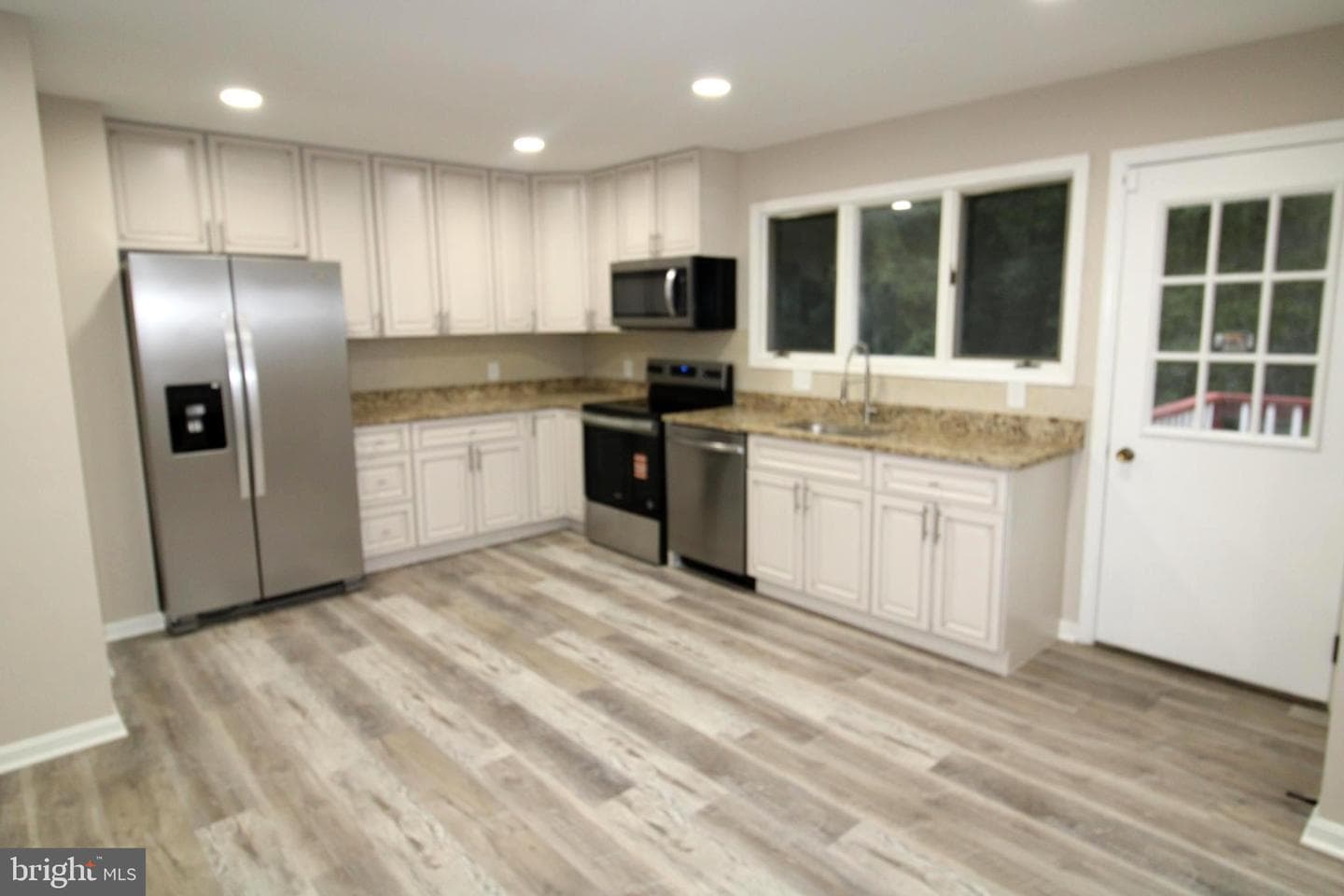 7100 Victoria Place photo 7