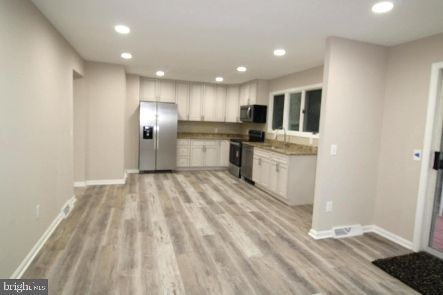 7100 Victoria Place photo 8
