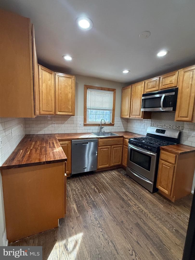 2421 Ramblewood Drive photo 4