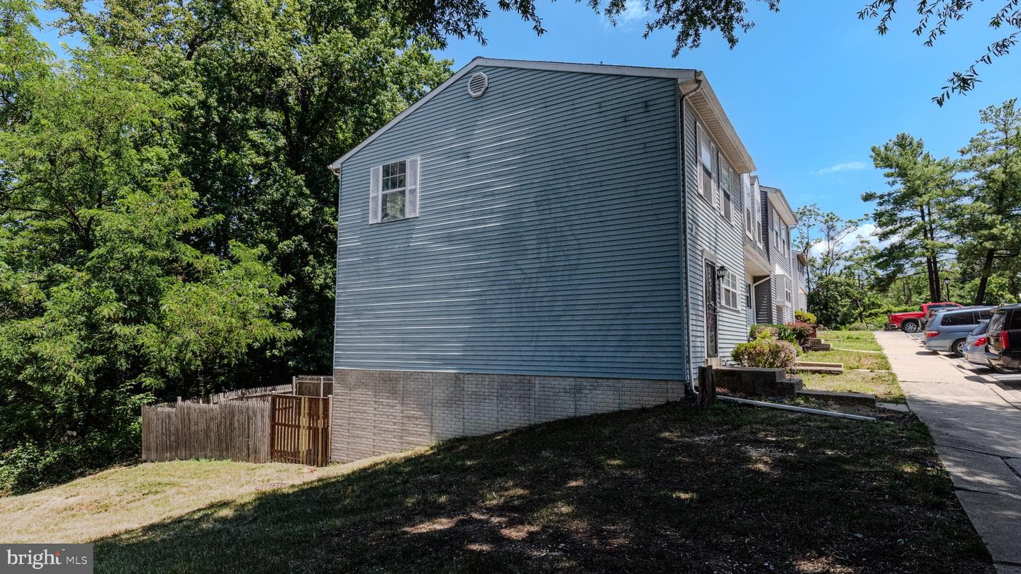 1319 Upcot Court photo 3