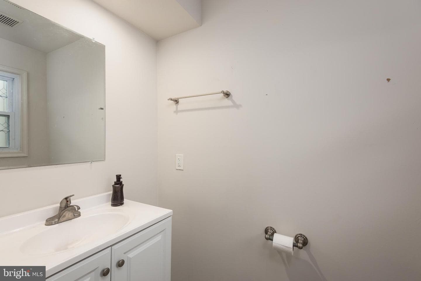 8202 Greenspire Terrace photo 9
