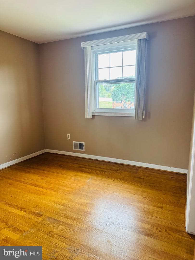 5204 Larwin Court photo 7