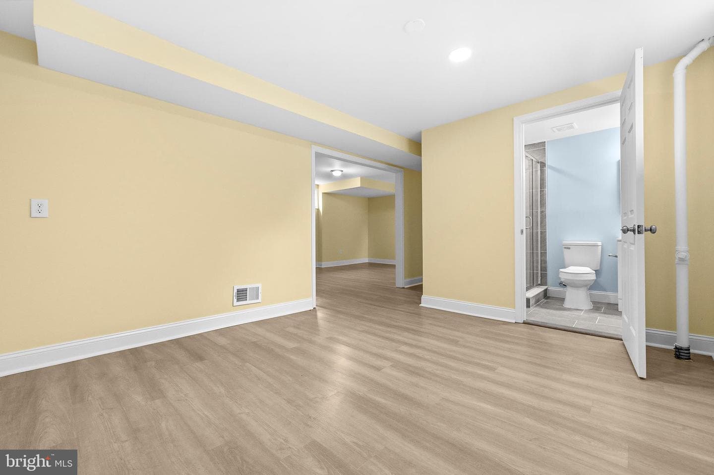 8300 Cathedral Avenue photo 30