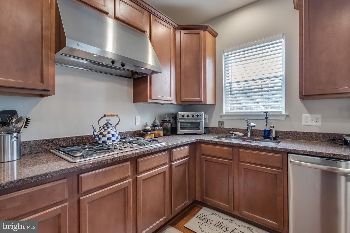 436 Esmond Place photo 4