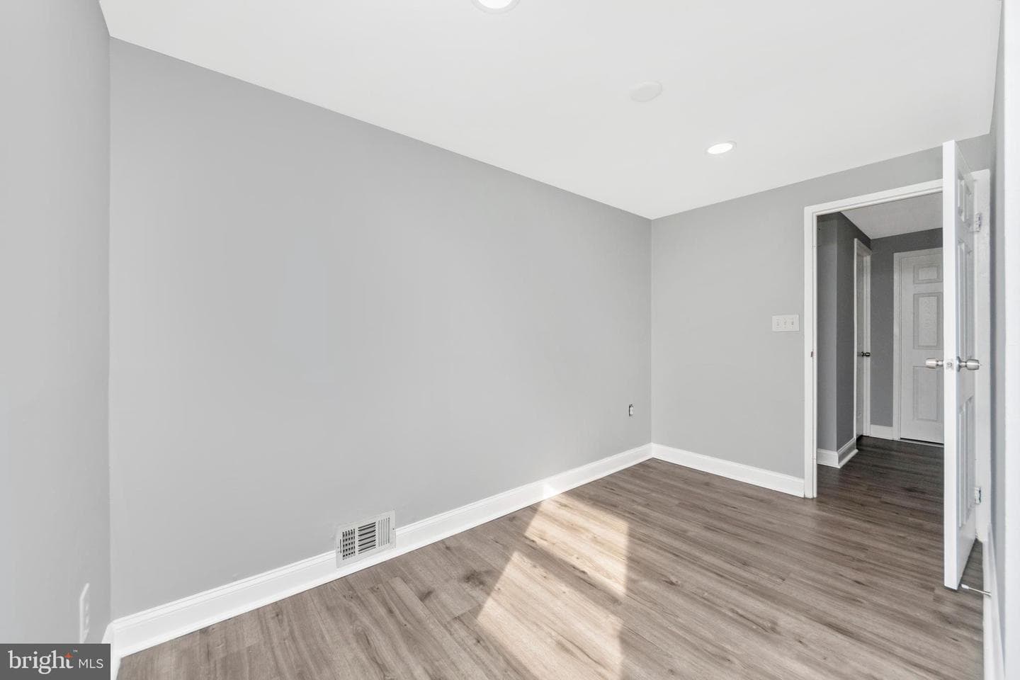 7702 Burnside Road photo 36
