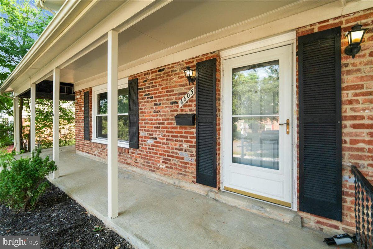 6605 Ian Street photo 3