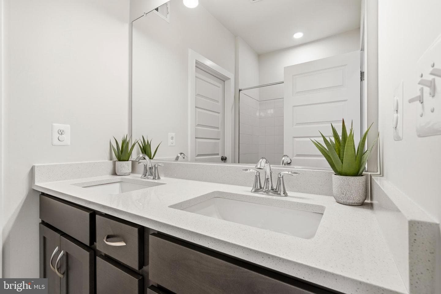 16007 Hyde Park Place photo 36