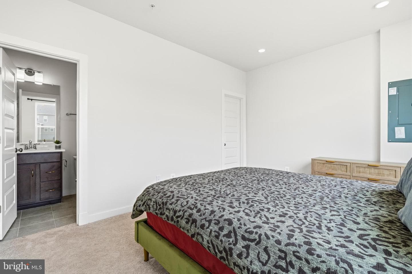 16007 Hyde Park Place photo 9