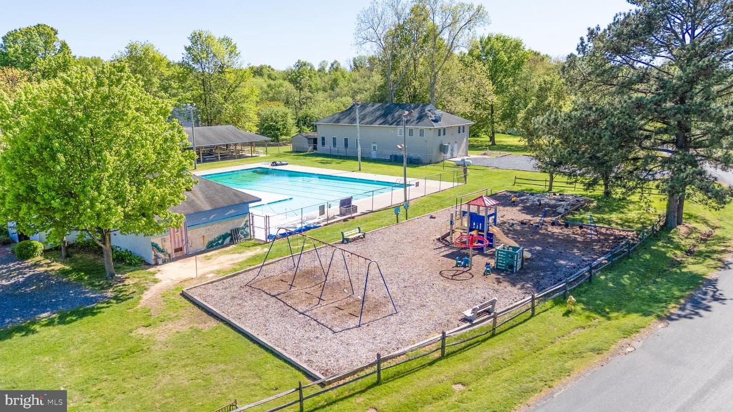335 Larch Place photo 37