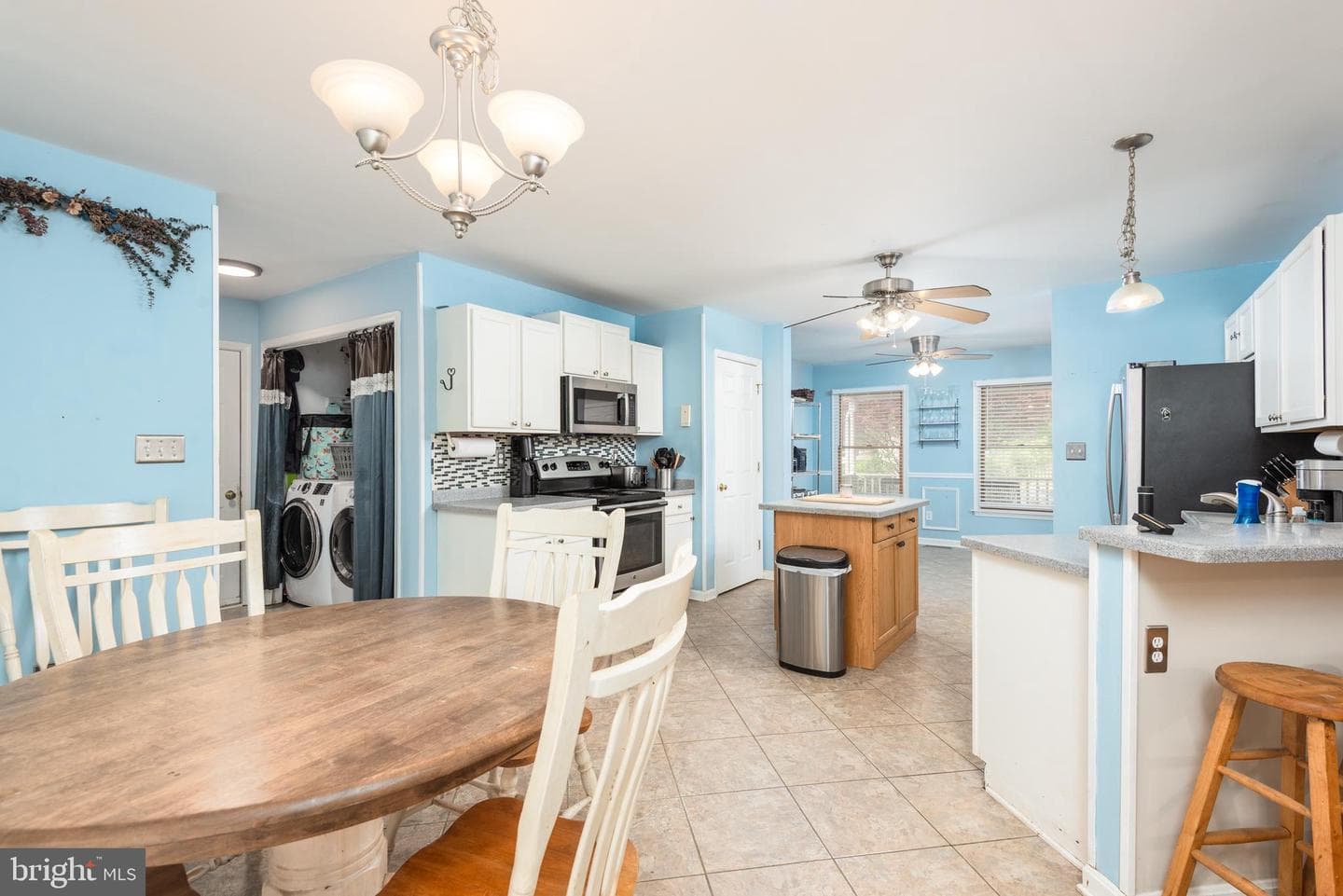 335 Larch Place photo 9