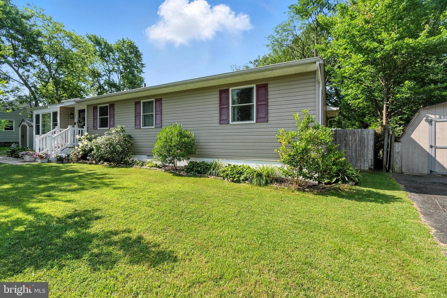 104 Thompson Avenue photo 6