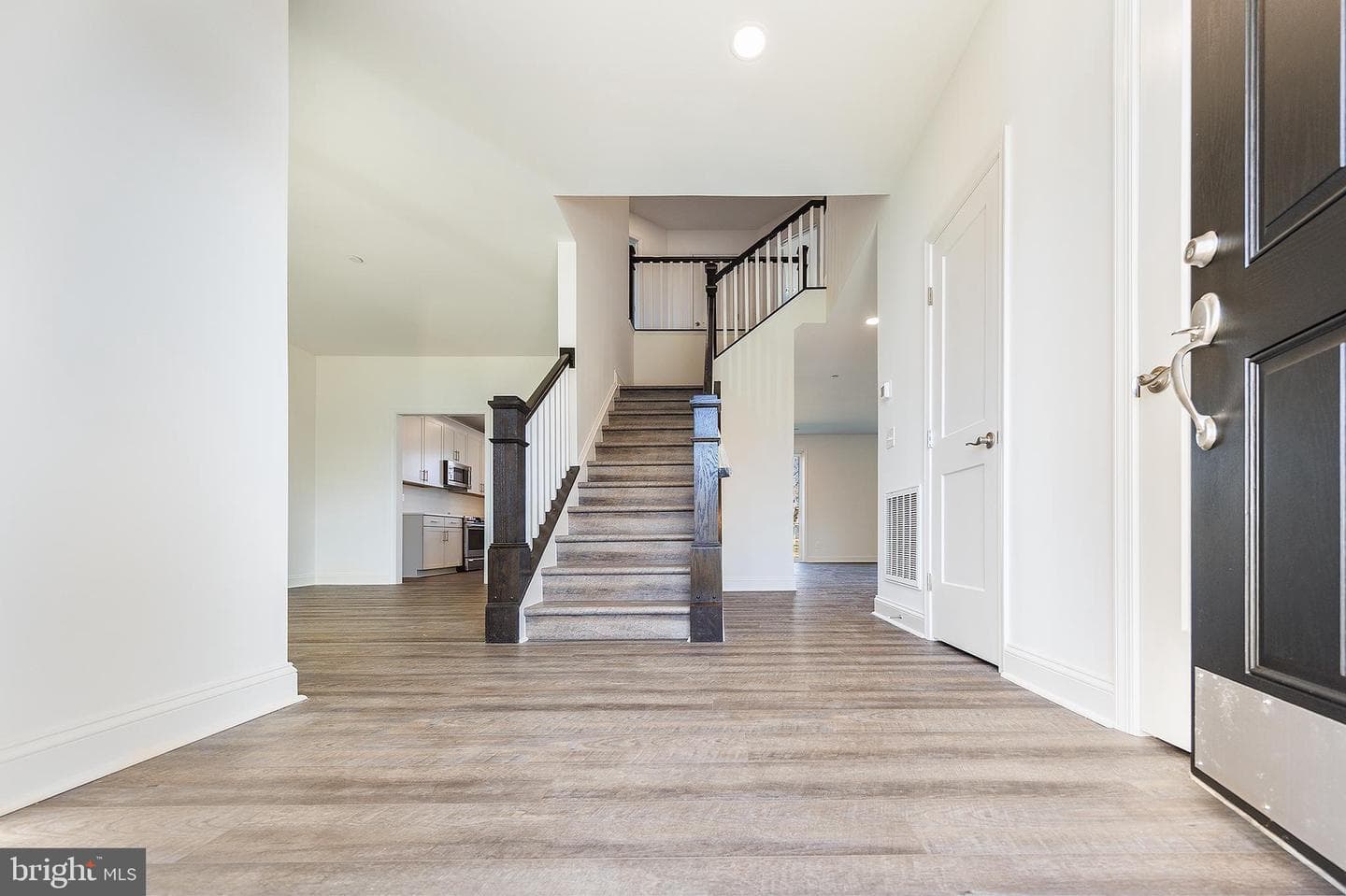 323 Chenowith Drive photo 3