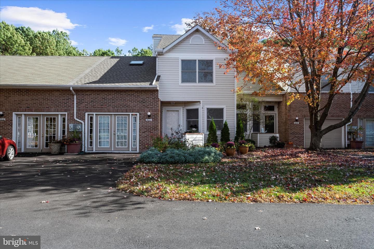 5011 Bridgepointe Drive photo 3