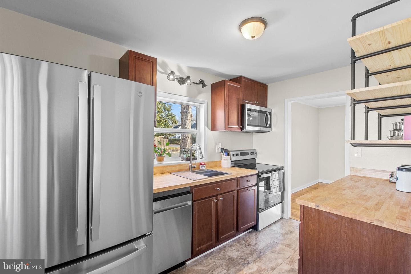 46546 Midway Drive photo 4