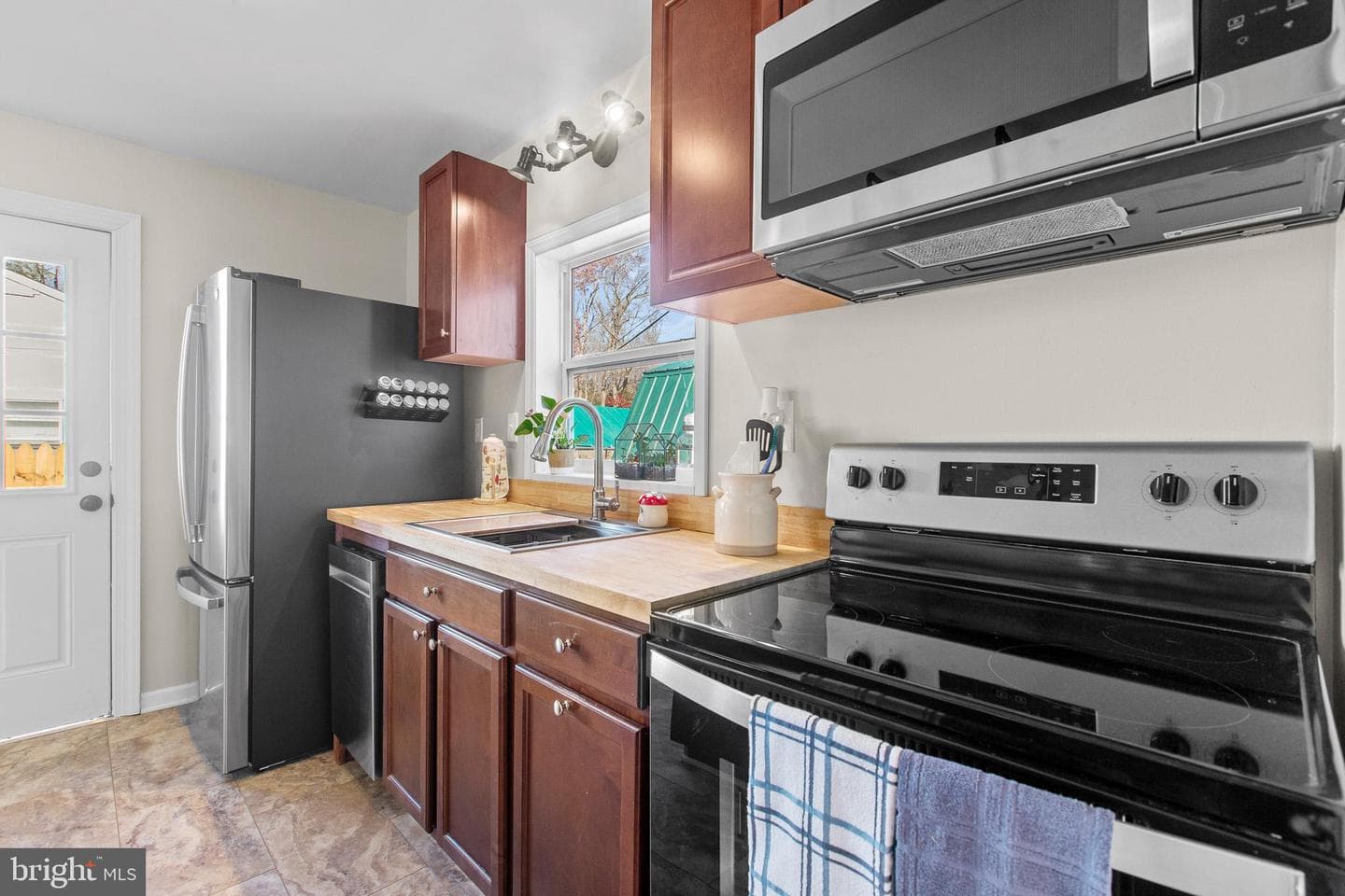46546 Midway Drive photo 8