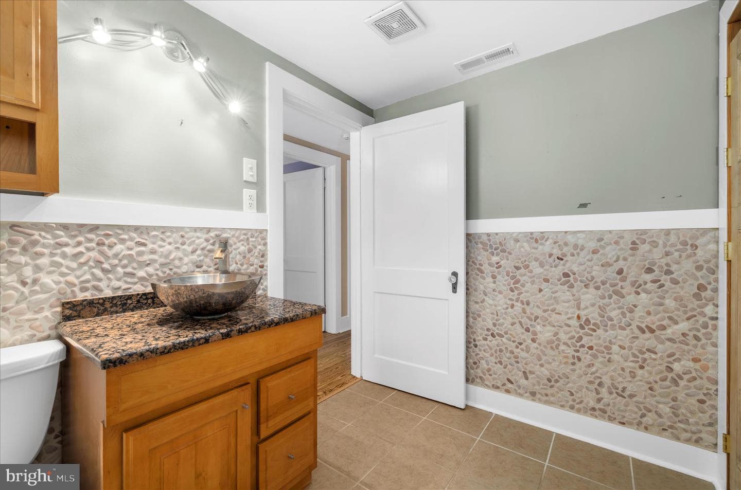 315 Dutchmans Lane photo 33
