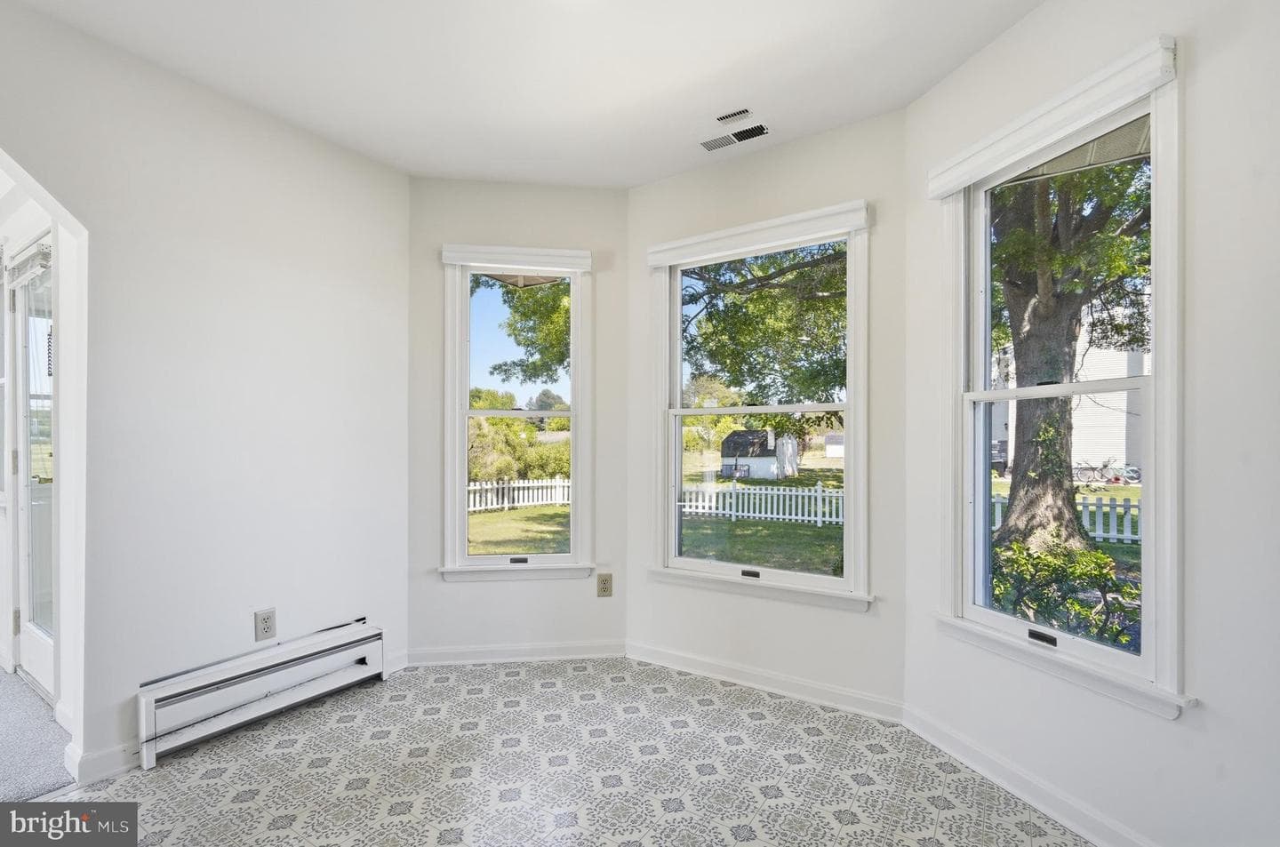 105 Pier Street E photo 22