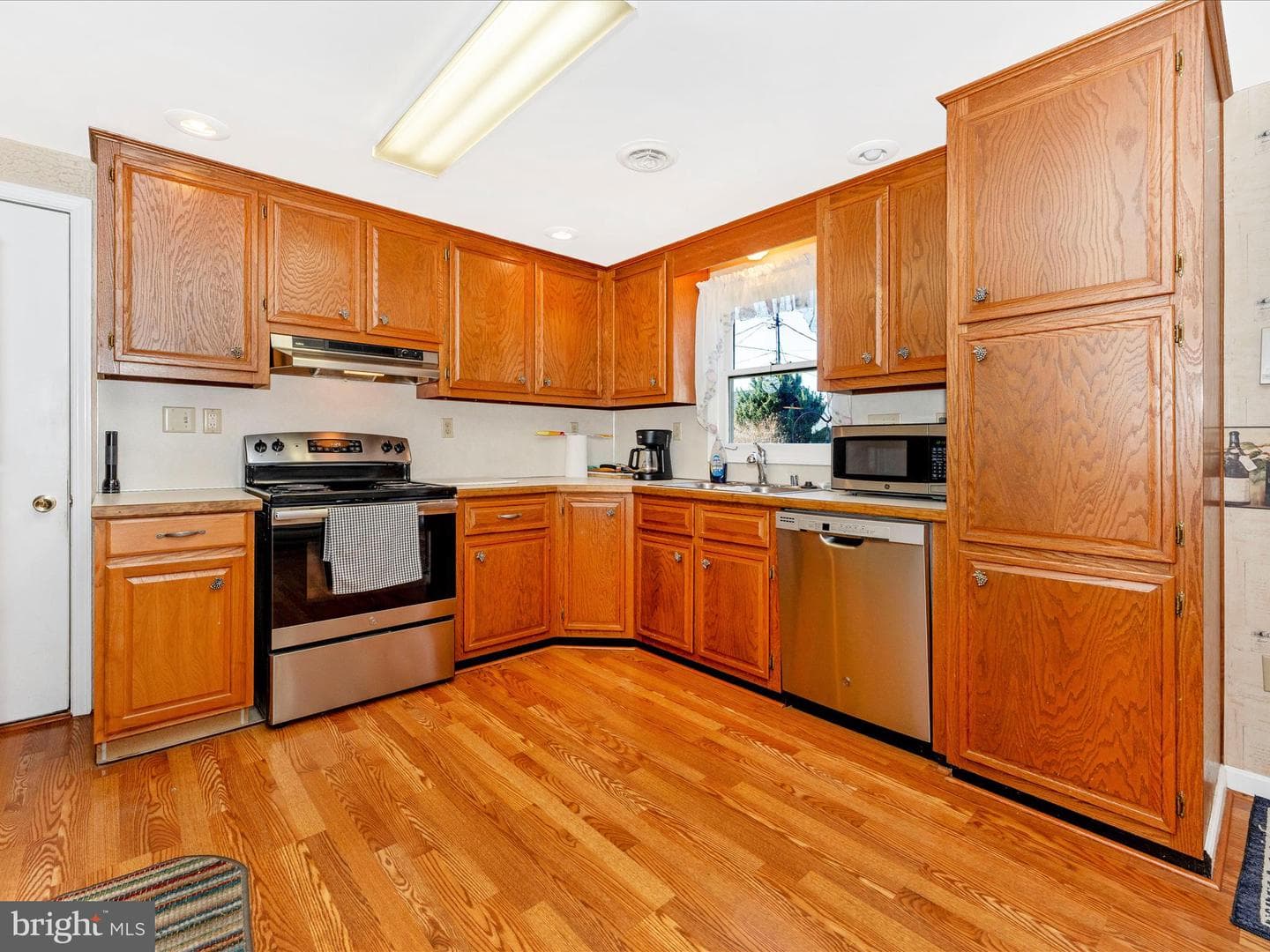 13902 Weaver Avenue photo 10