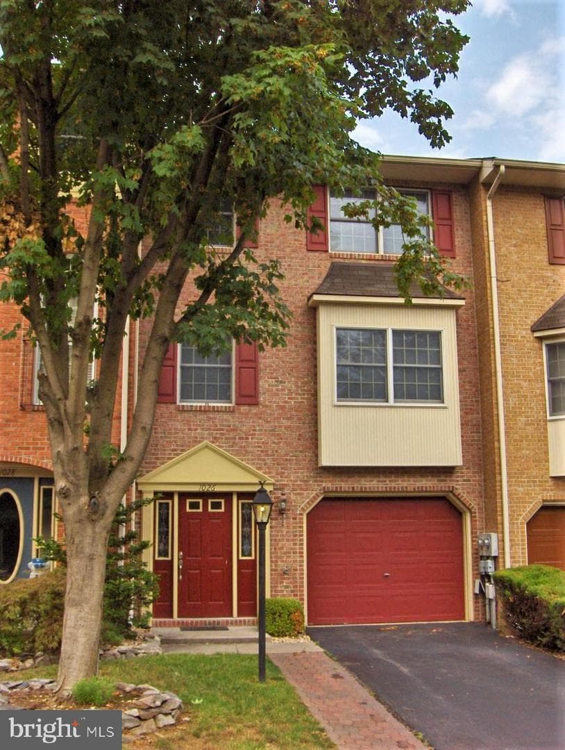 1026 Lindsay Lane photo 2