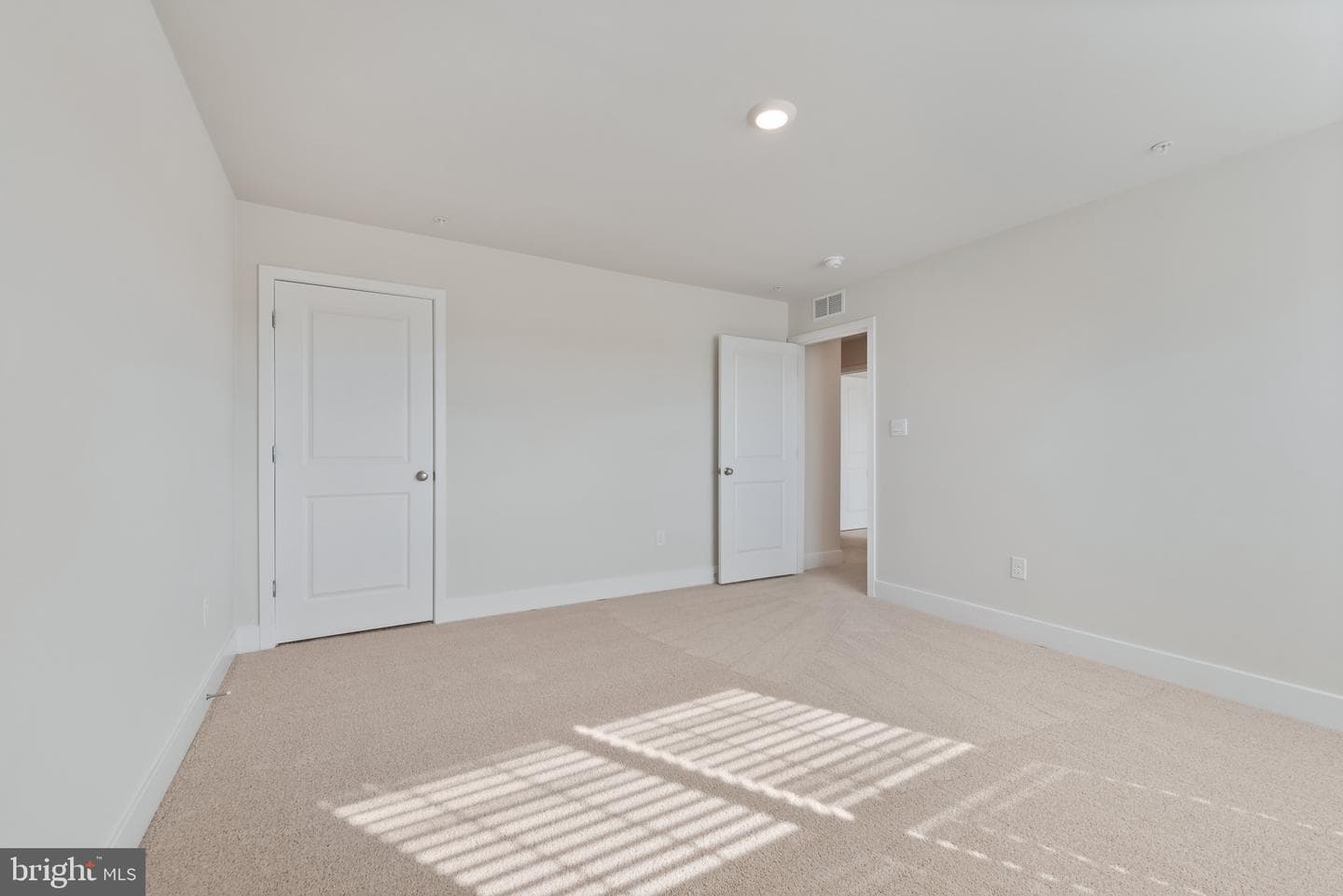 648 Armstrong Avenue photo 16