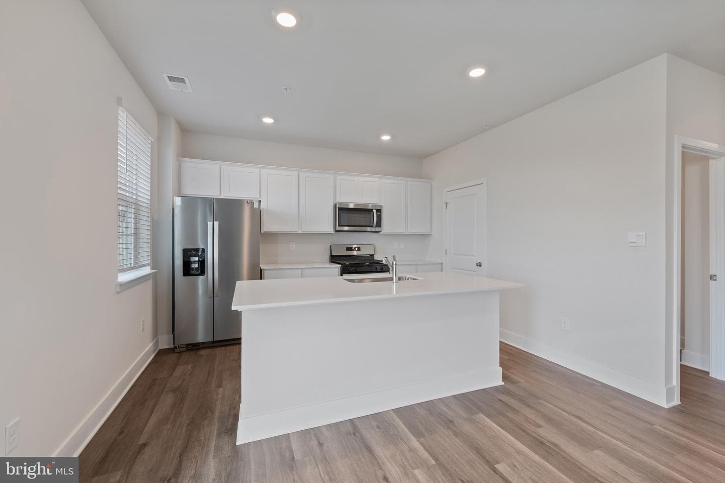 648 Armstrong Avenue photo 27