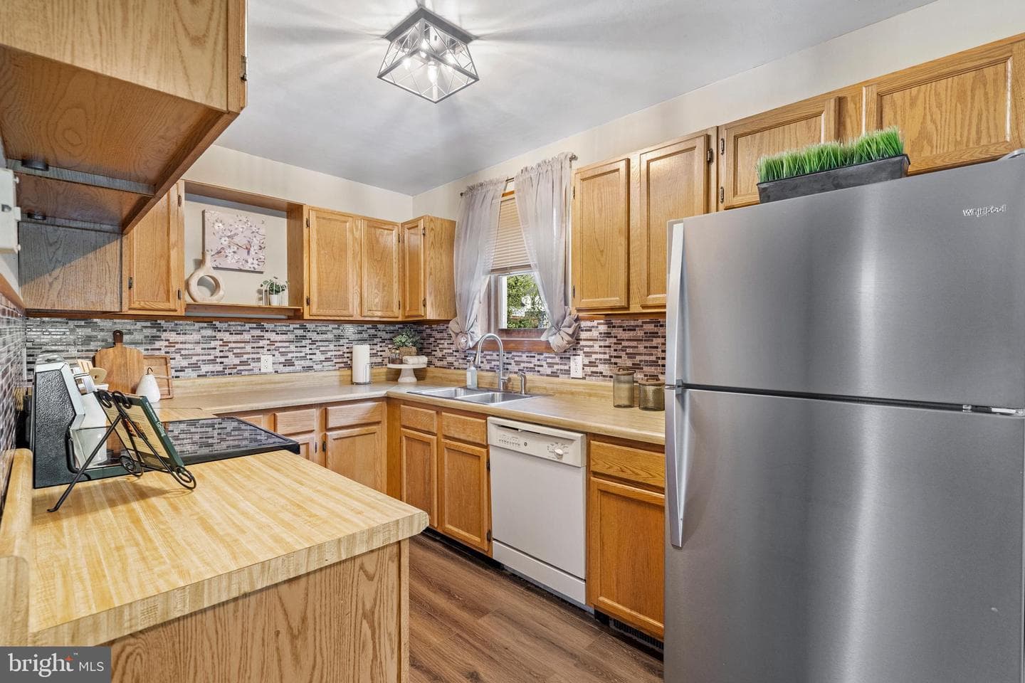 1053 Columbia Road photo 25
