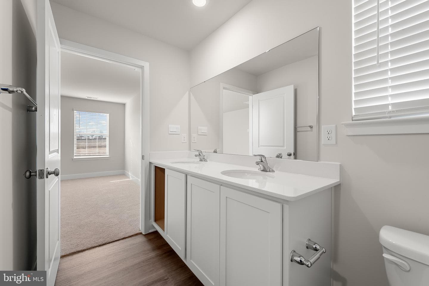 640 Armstrong Avenue photo 28