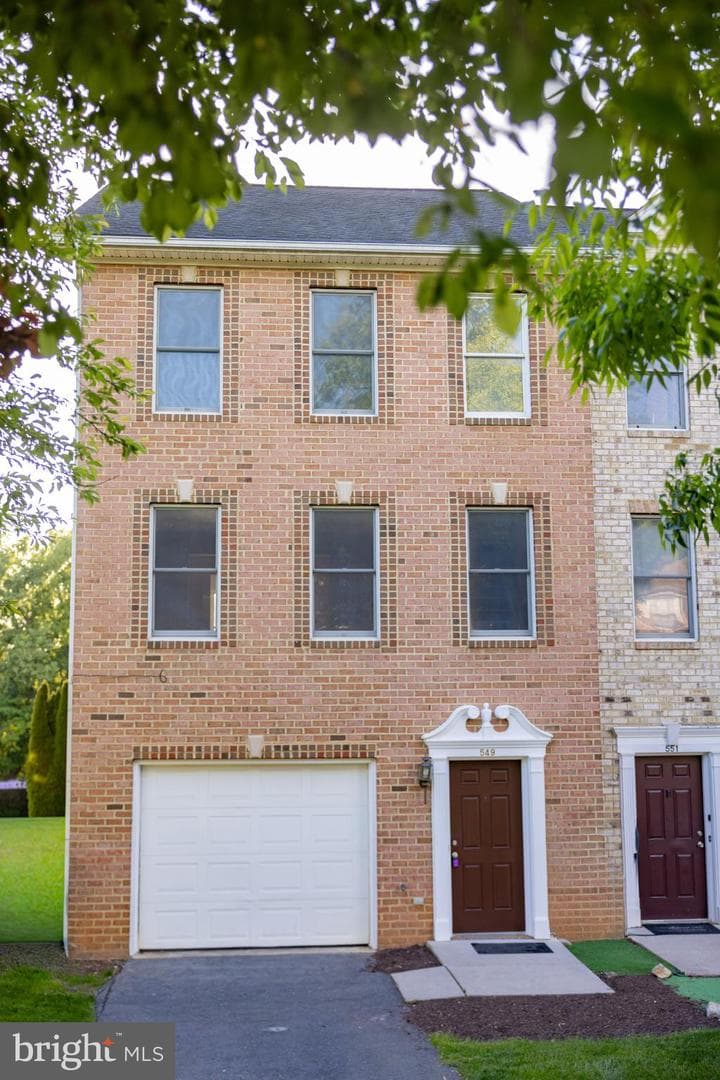 549 Pangborn Blvd photo 1