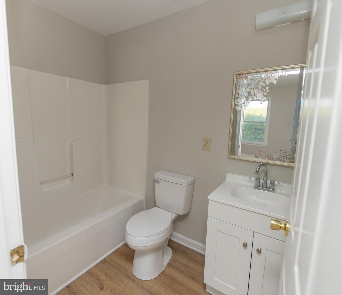 549 Pangborn Blvd photo 14