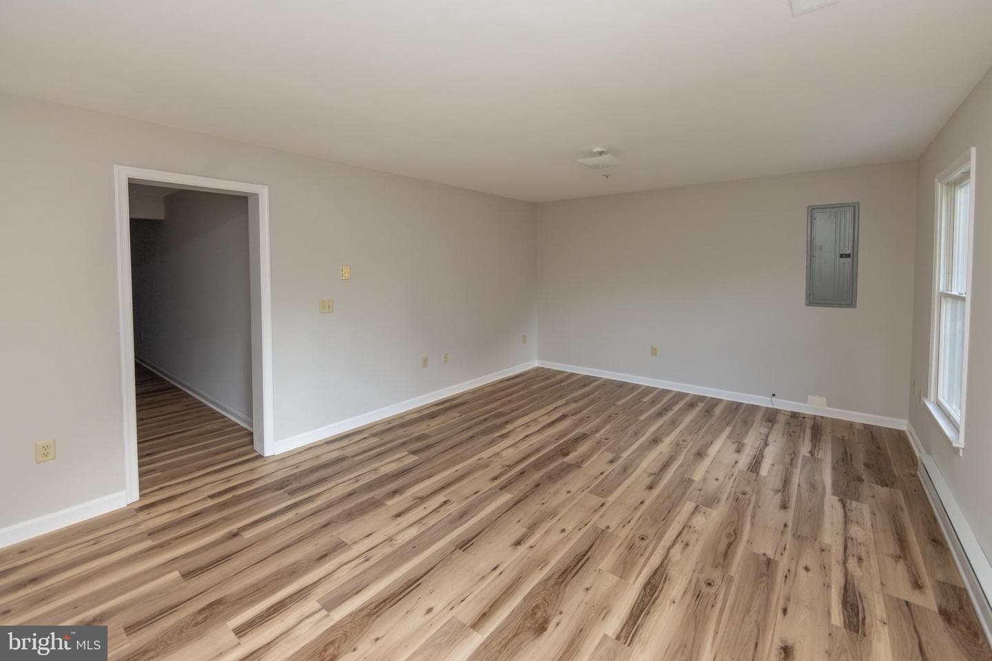 549 Pangborn Blvd photo 4