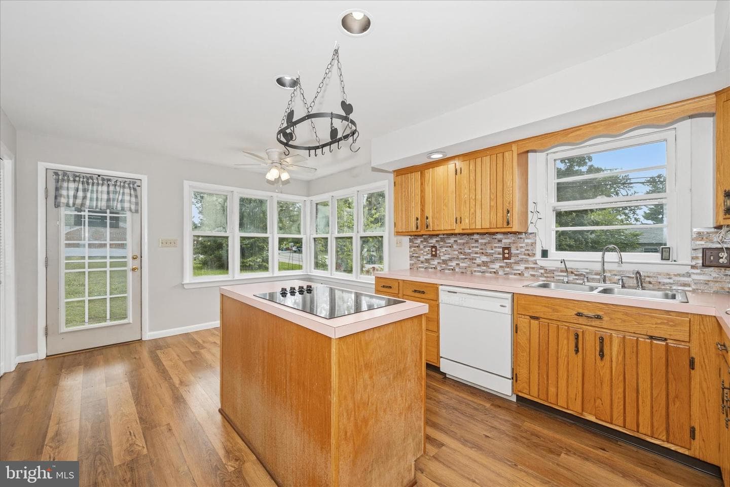 7 Della Lane photo 12