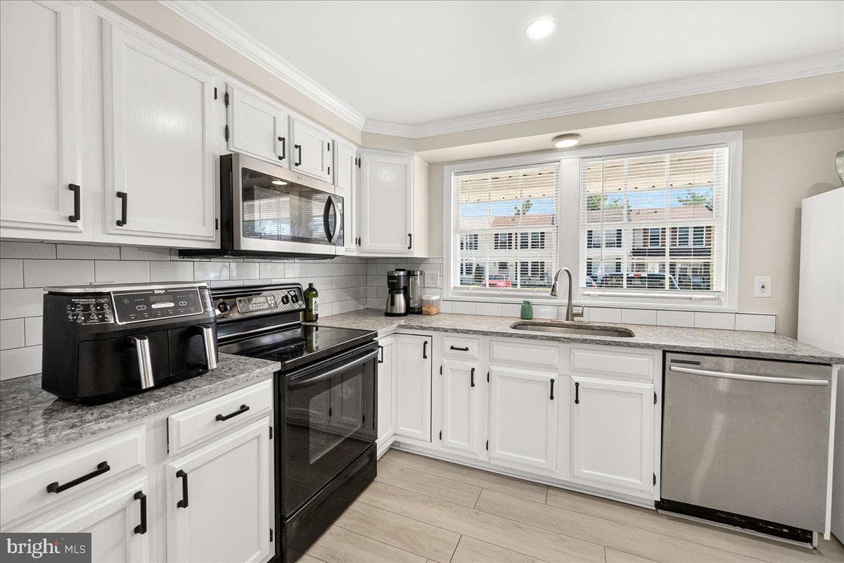 1525 Iris Court photo 9