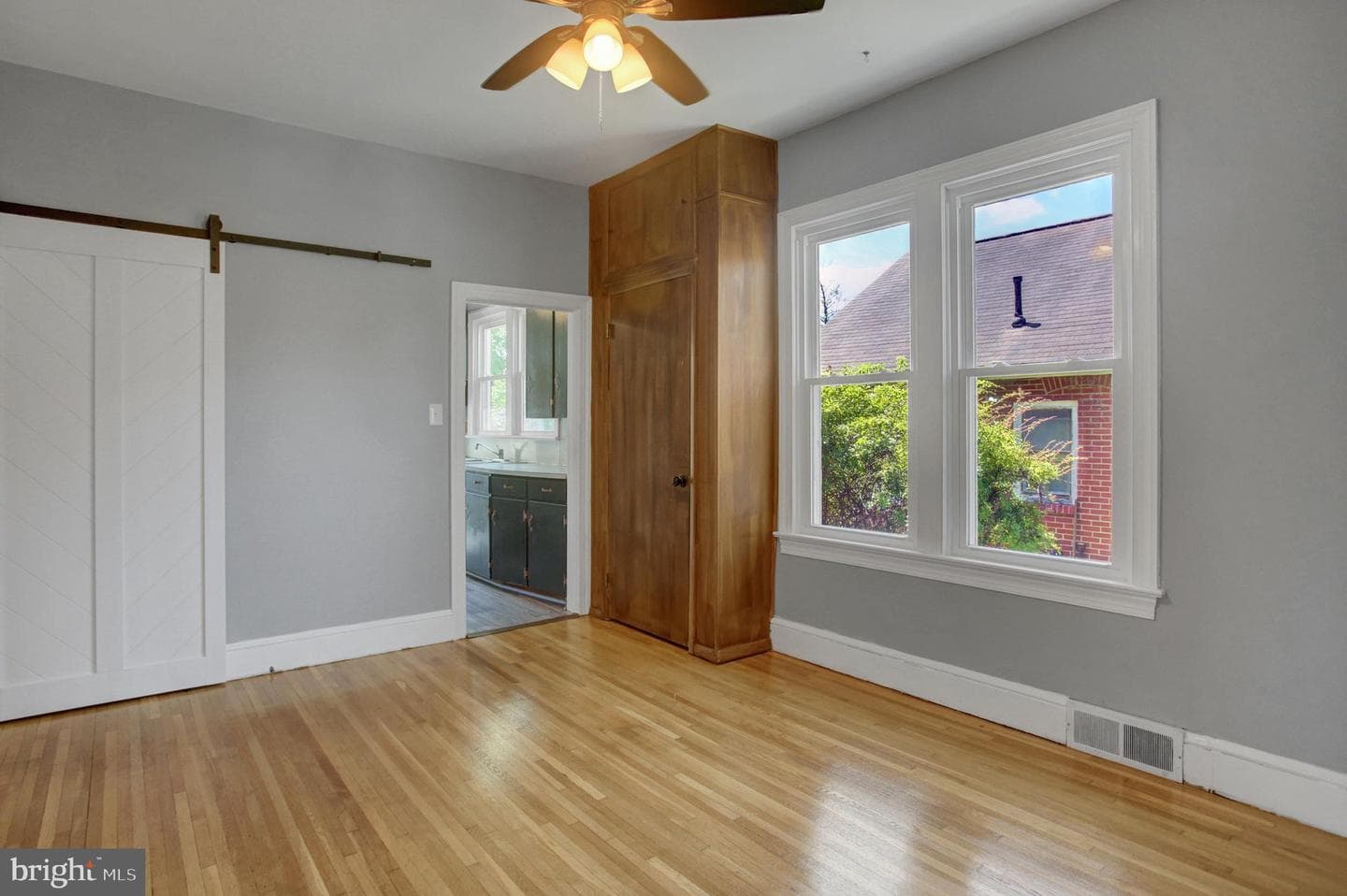 846 Guilford Avenue photo 11