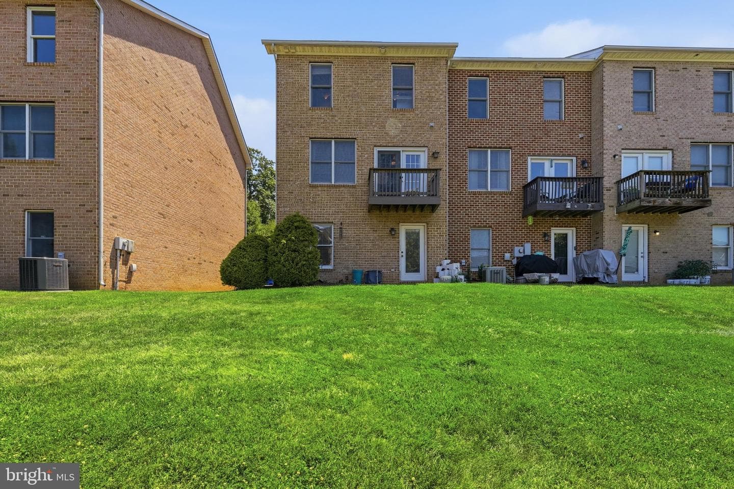 547 Pangborn Boulevard photo 27