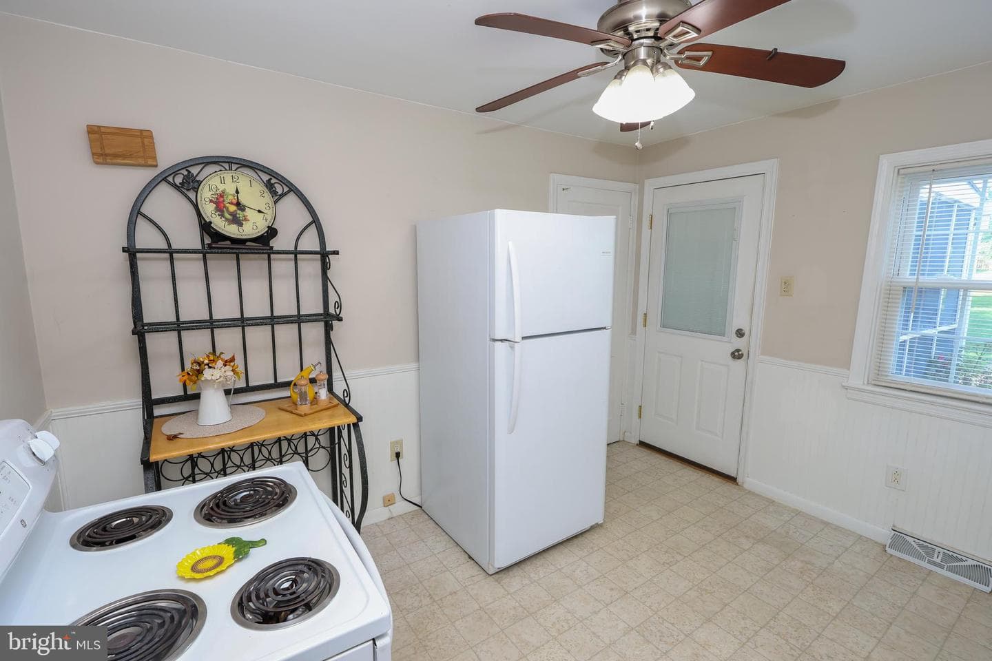 824 Armstrong Avenue photo 17