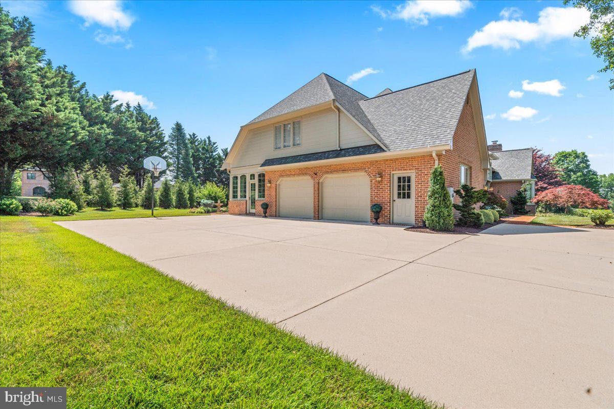 9743 Redamar Drive photo 4