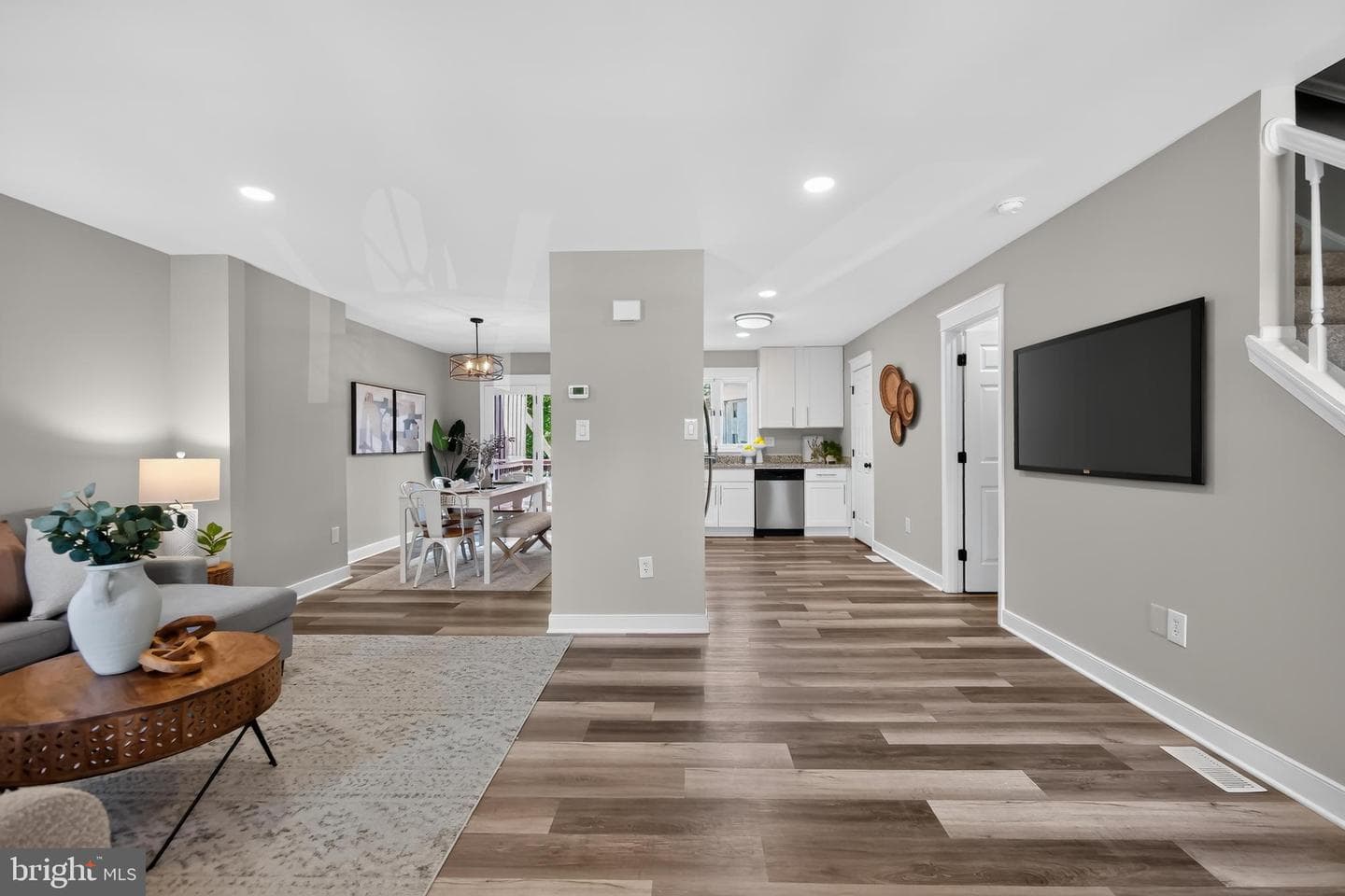 636 Knightsbridge Drive photo 3