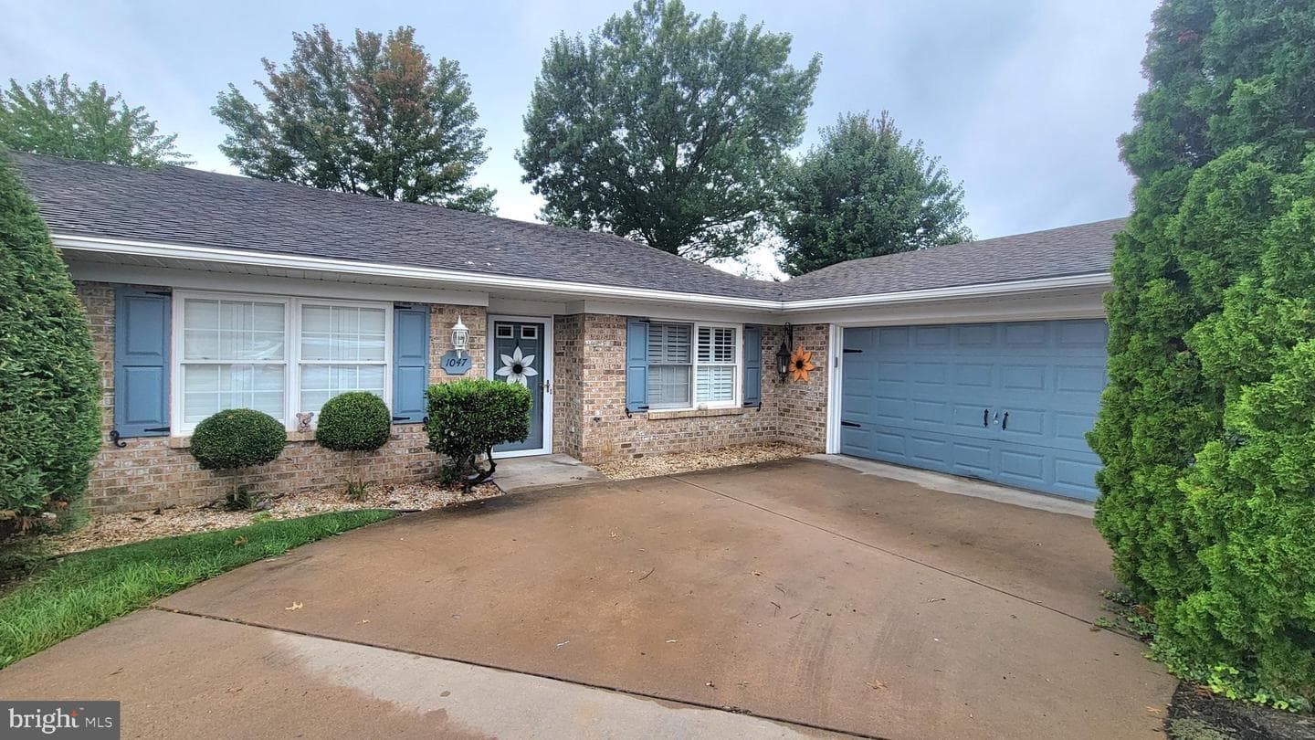 1047 Benjamin Place photo 1