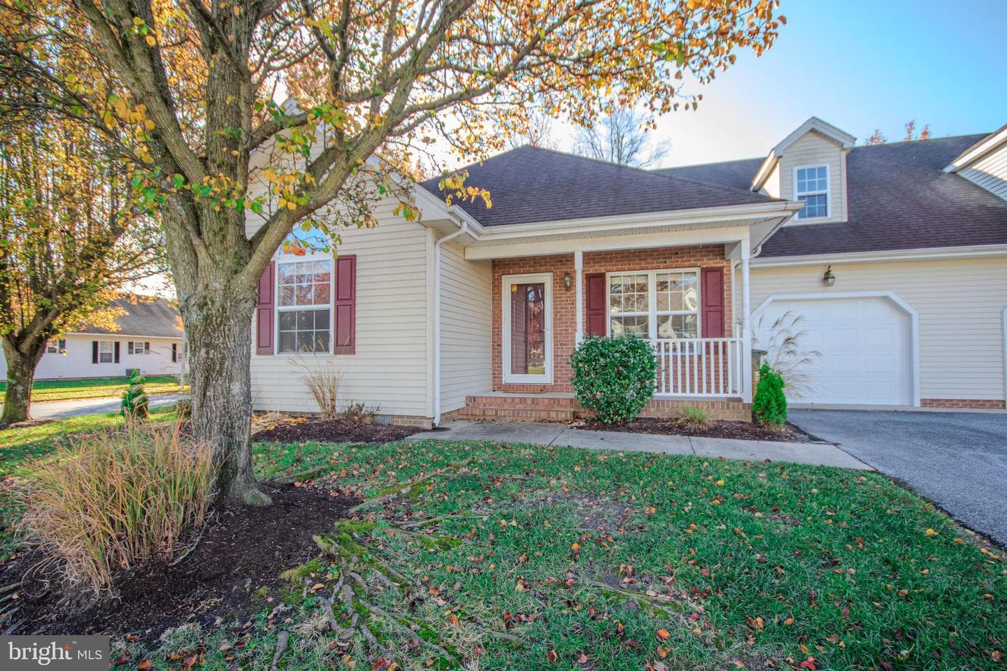 900 Emerald Court photo 3