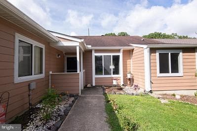 906 James Court photo 3
